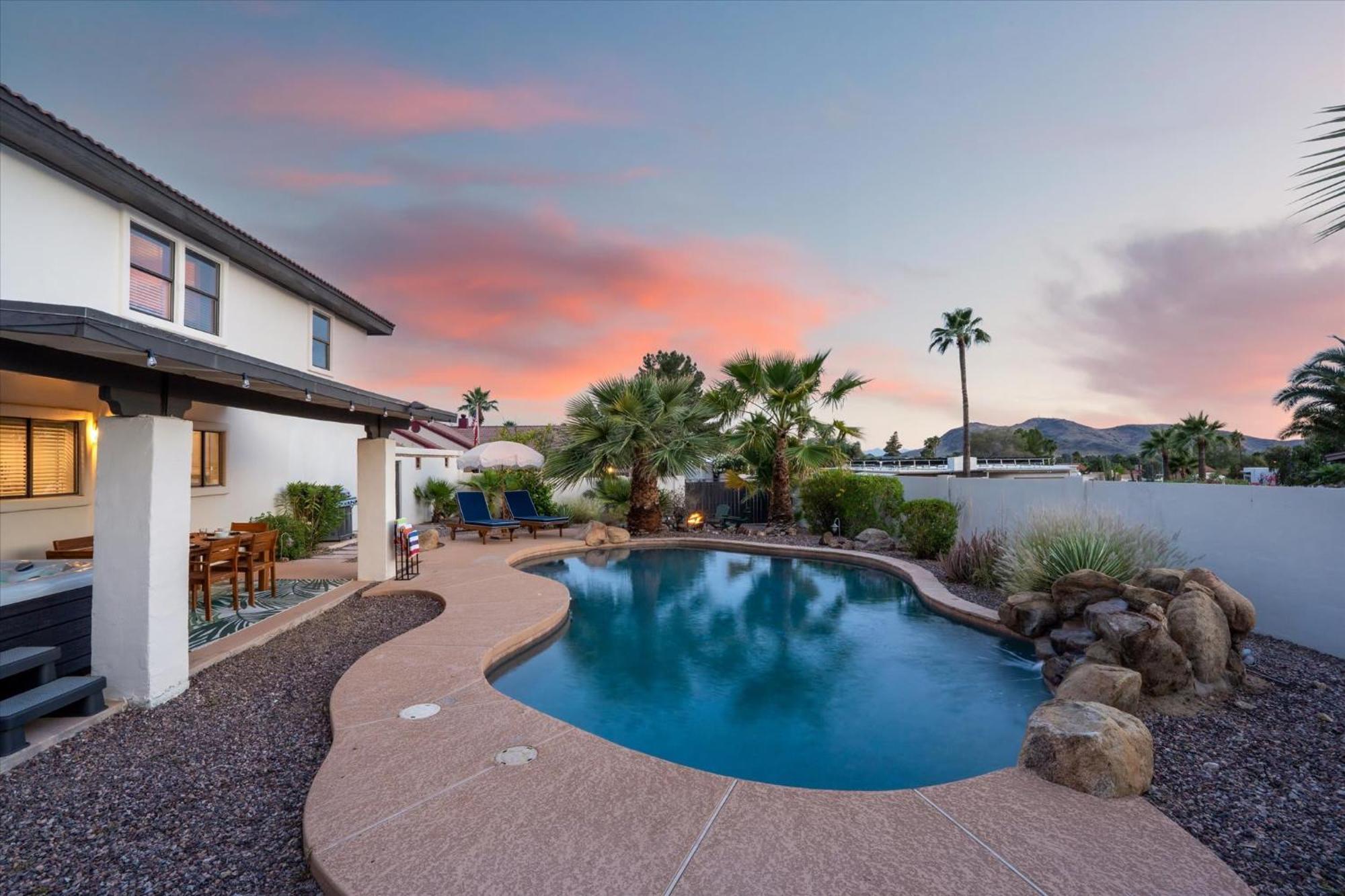 Game Pool Hottub Modern Desert Oasis Rumah liburan *