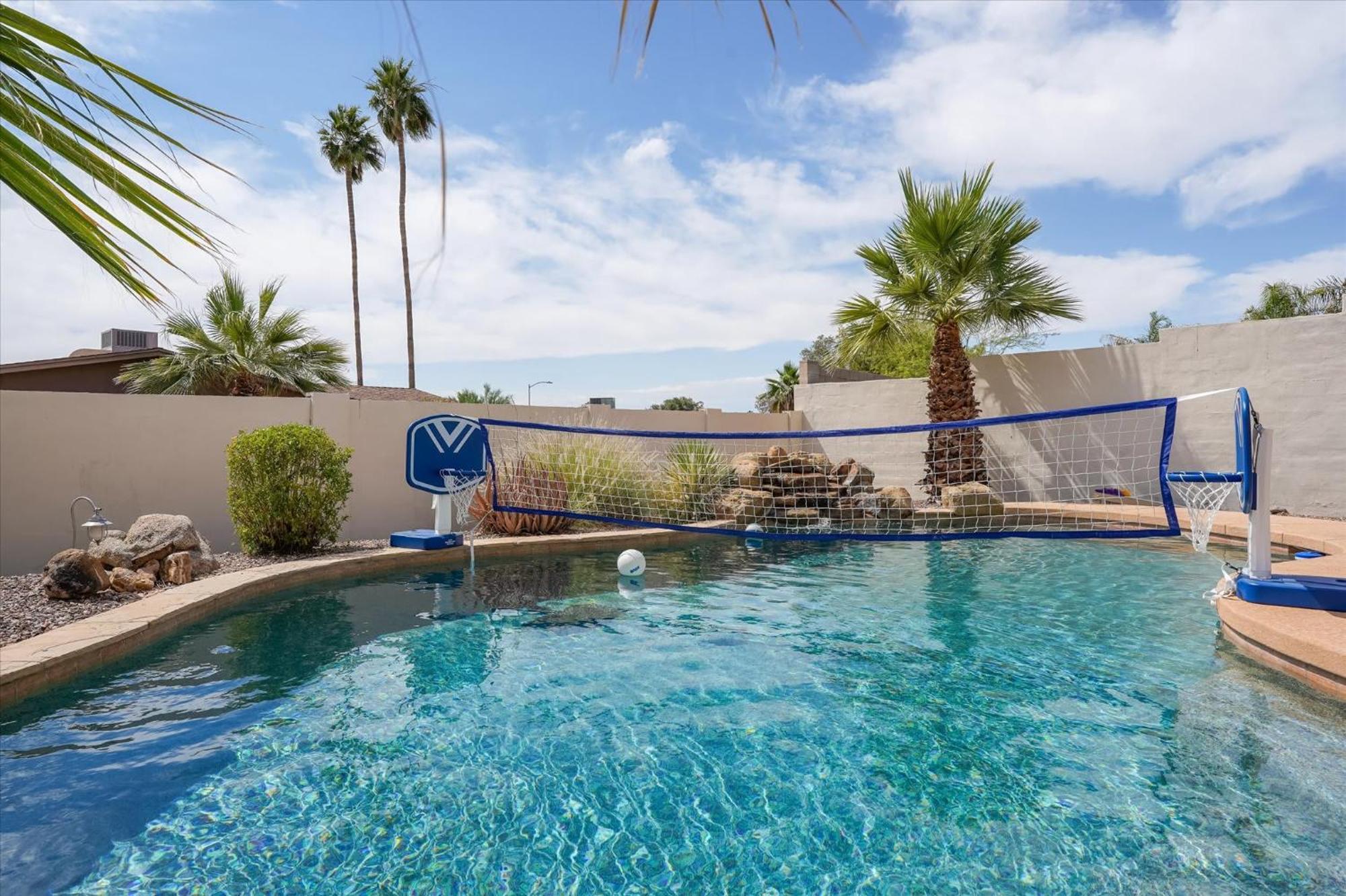 Game Pool Hottub Modern Desert Oasis Rumah liburan