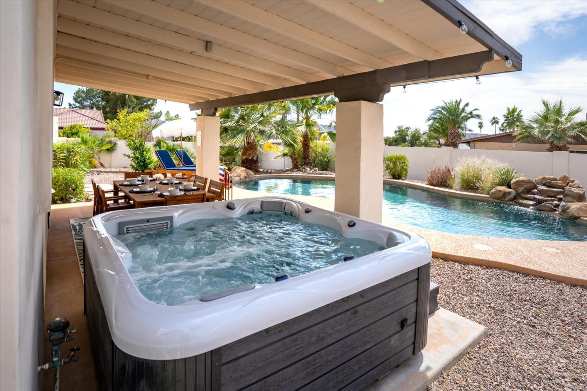 Game Pool Hottub Modern Desert Oasis Rumah liburan *