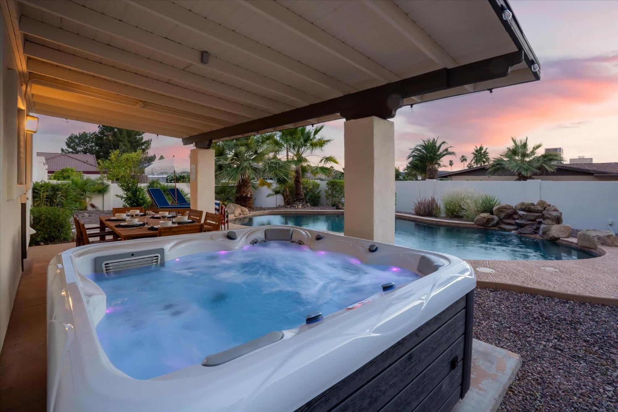 Game Pool Hottub Modern Desert Oasis Rumah liburan *